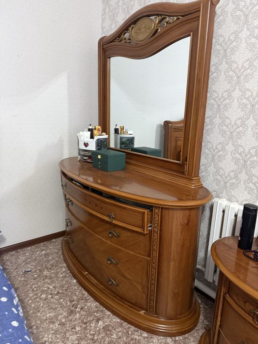 Комод с зеркалом