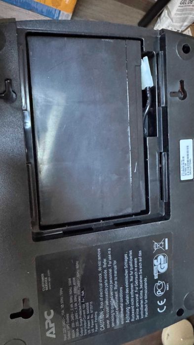 UPS APC BE 700 baterie noua