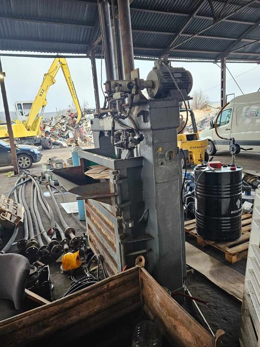 Хидравлична преса / балирка за отпадъци  - рециклирана,работеща