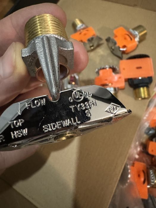 Sprinklere diferite modele. TYCO De colț sau normale, noi.