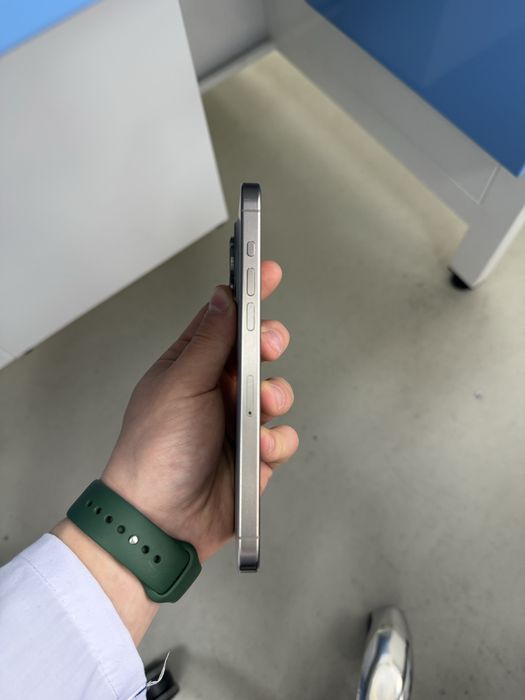 Iphone 15 pro max sostayani ideal