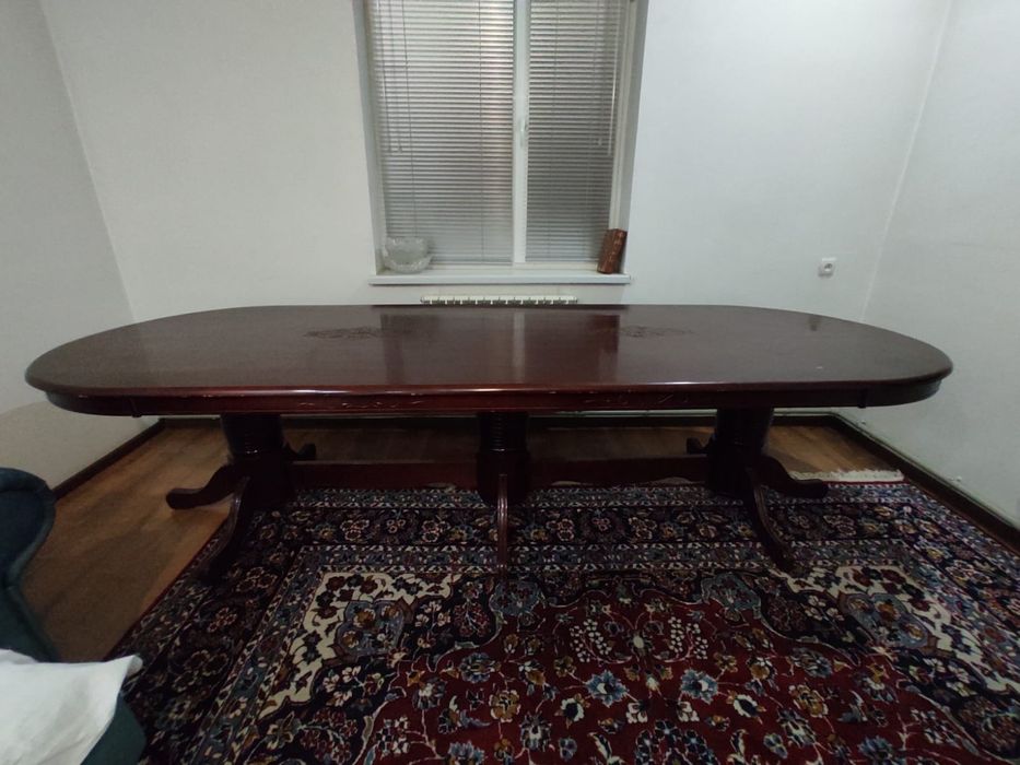 Малайзийский стол для гостиной