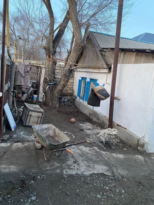 Продаю дом во дворе гараж