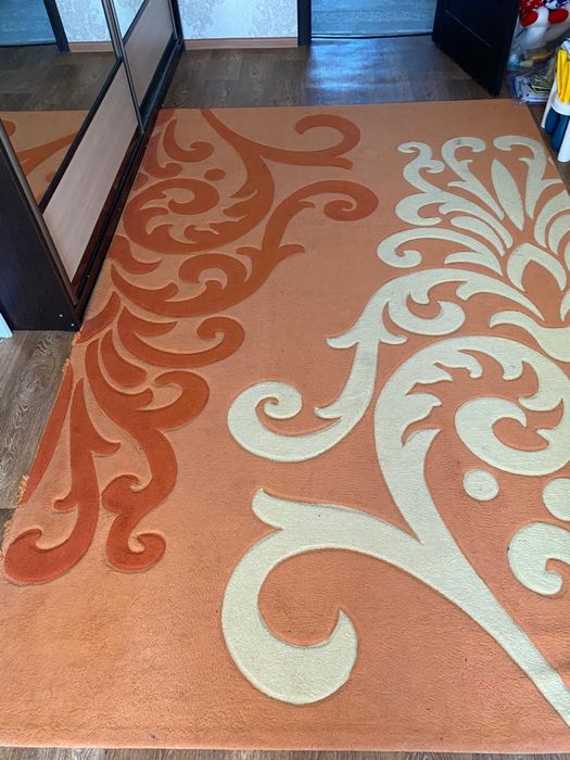 Продается ковер в хорошем состоянии