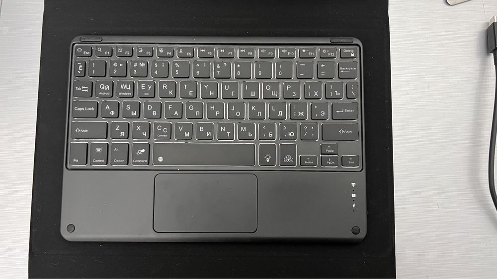 Клавиатура для планшета .Новая с чехлом .