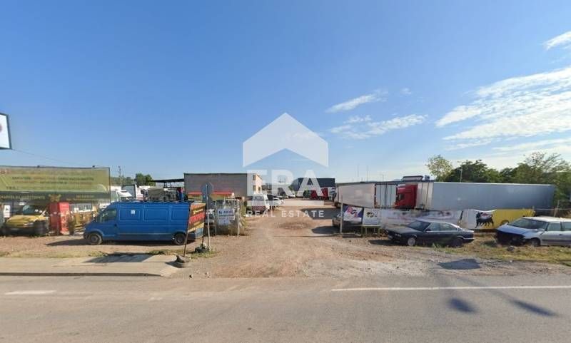 Индустриална база с 103 м. лице на бул. Ботевградско шосе на входа на