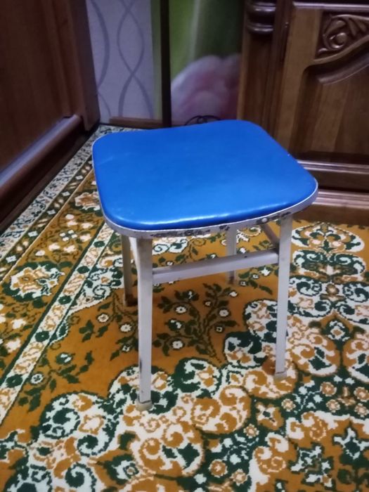 Продаются табуретки 
В наличии 4 штуки.
Цена — 25 000