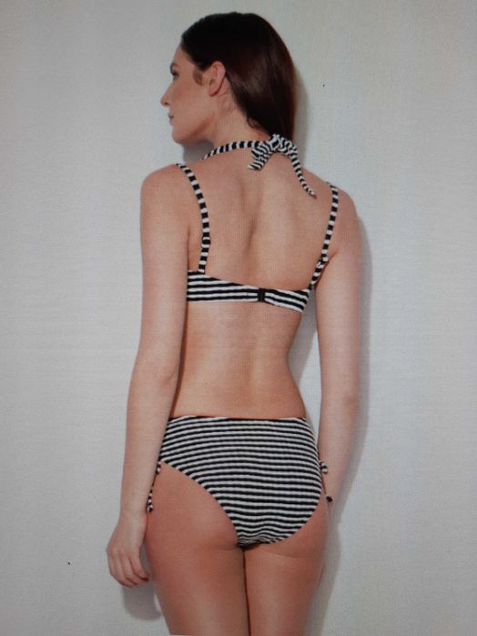 Продавам стилен бански костюм марка Triumph в черно и бяло