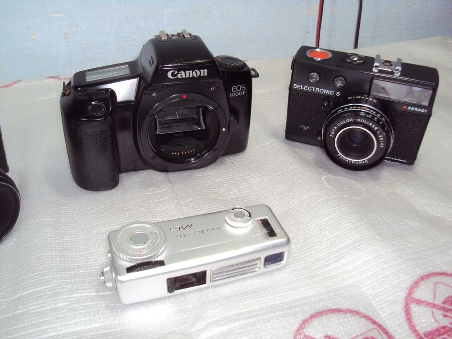 lot de 4 aparate foto retro pe film AGFA,CANON,MINOLTA si ZENIT