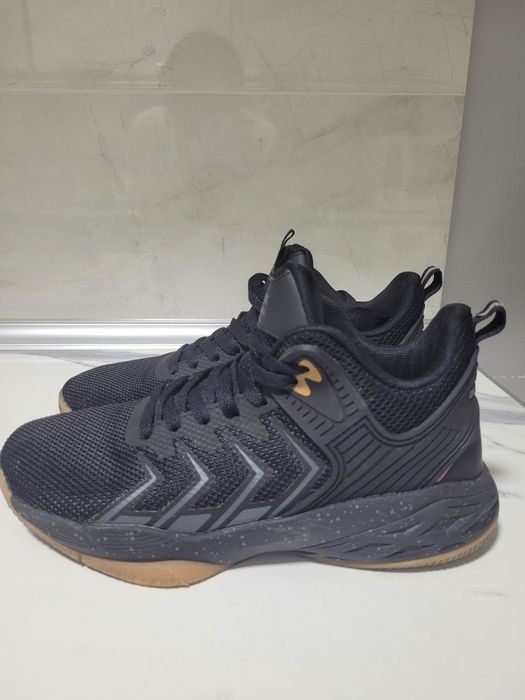 Мужское кроссовка