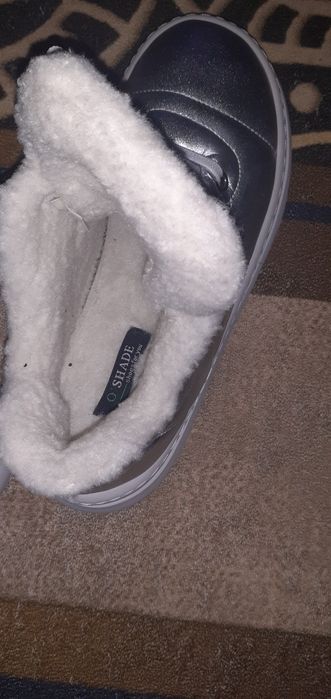 Продам новые ботинки женские