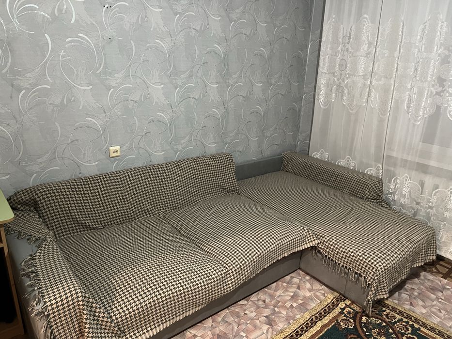 Диван угловой, дивантек и две подушки