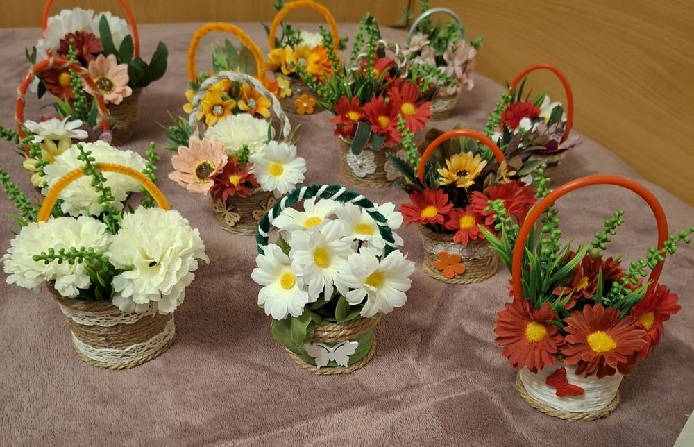 Цветя в ръчно изработена кошничка