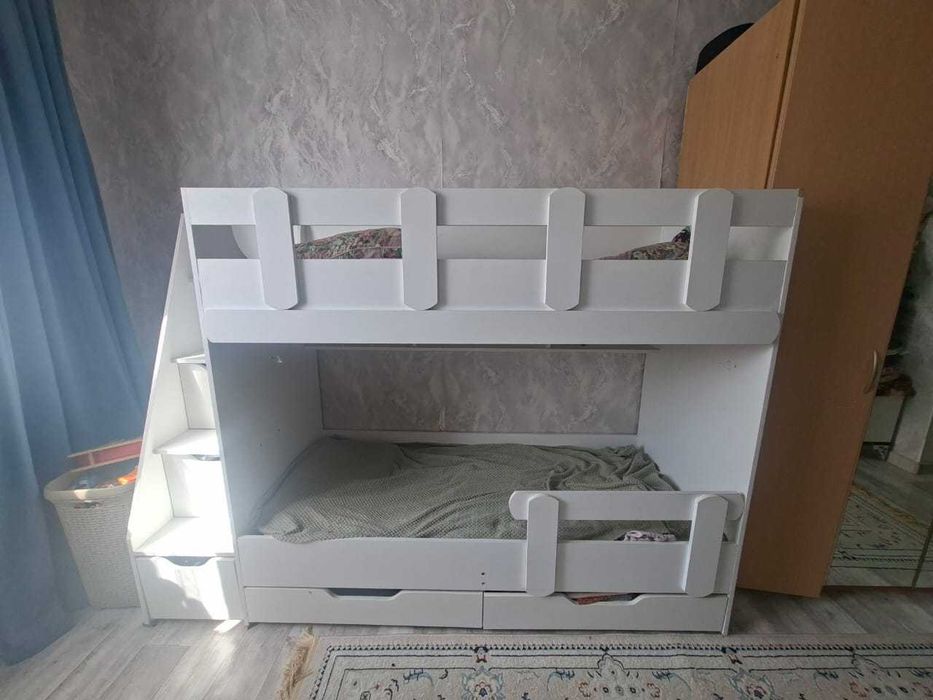 Кровать двухъярусная