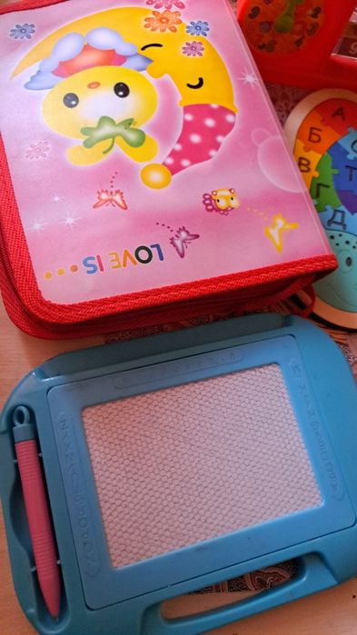 развивающие игры и пеналы и прочее.