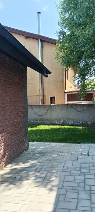 Casa la intrare in satul Costi
