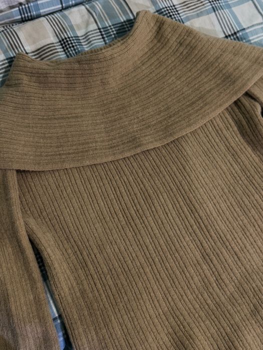 светло-коричневый свитер