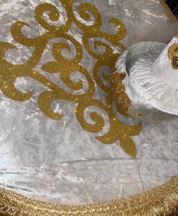 Сәукеле кілемше сырға салу