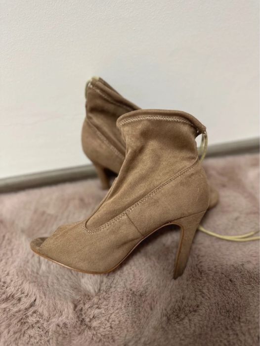 Botine cu fundiță la spate