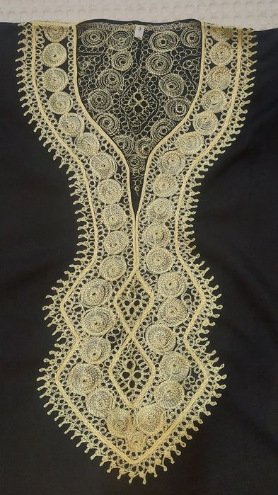 Черна широка рокля с машинна бродерия.