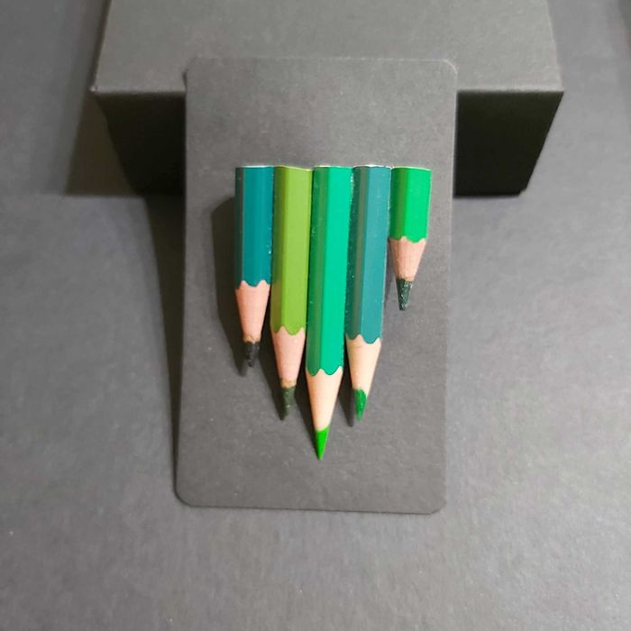 Broșe din creioane colorate