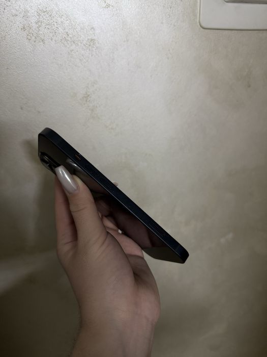 Телефон iPhone 13, в черном цвете