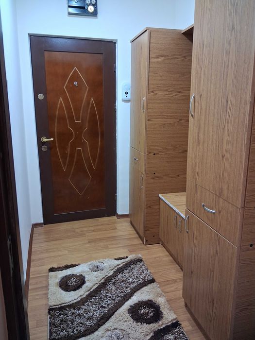 Închiriez garsoniera