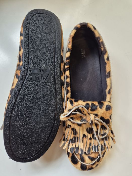Кожени мокасини с косъм Zara