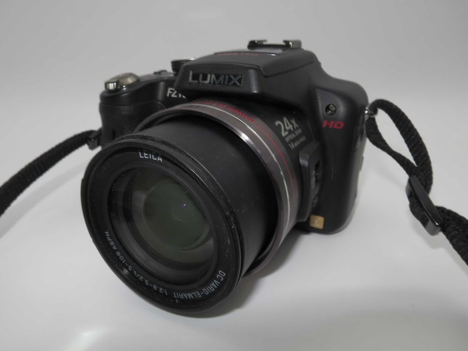 Panasonic Lumix DMC-FZ100 фотоапарат 24x Оптичен LEICA DC Vario-Elmarit, 14.1 MP MOS, Full HD 1080i, Въртящ се Екран с Чанта в Отлично Състояние