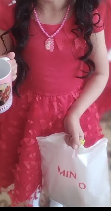 Продам красный платья срочно