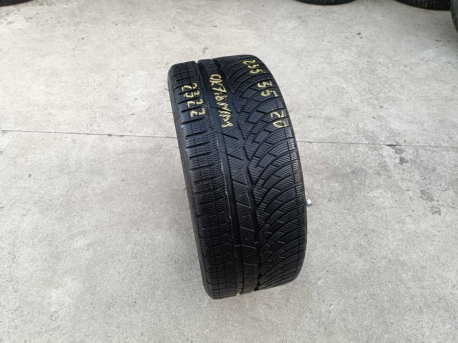 O anvelopa iarna 235 35 20 michelin pilot alpin PA4 cu 7,8 mm dot 2322