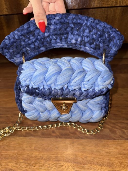 Плетена синя чанта