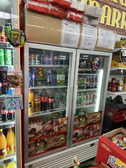 Vand vitrina frigorifica cu usi de sticla si sertare pentru diverse