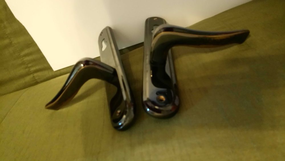 Два комплекта употребявани дръжки за врати със секретни брави