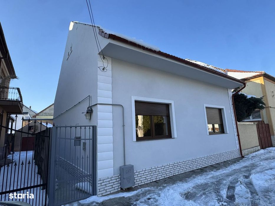 Casa renovata 2 camere + living , zona Piata Mica
