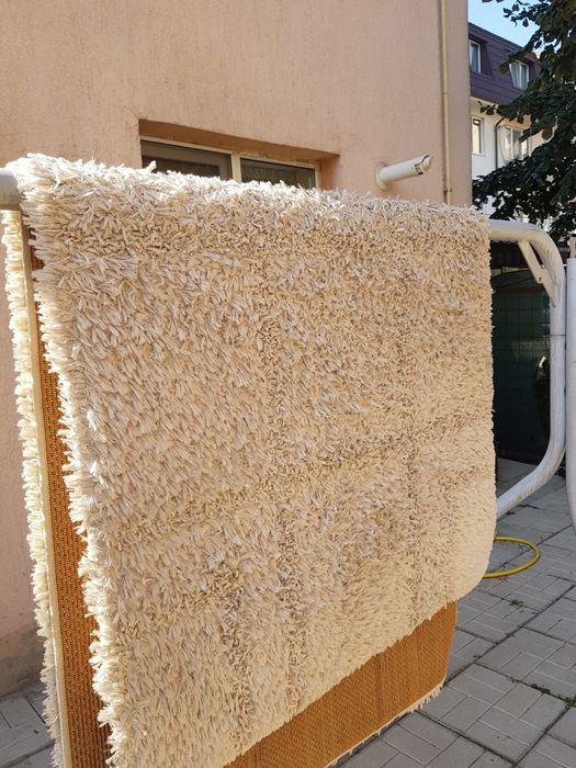 Vand 3 covoare :visiniu L 2.30 l. 1.50; rosu L 3m .l-1.50 crem L2m-l1m