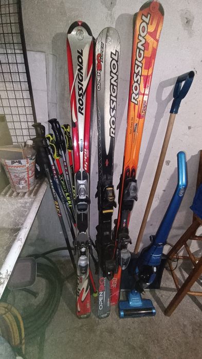 Три чифта ски Rosignol (щеки, обувки, чанти, очила, каски) .