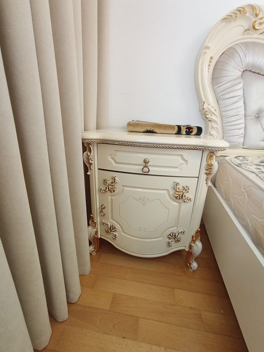 Шкаф для одежды,комод с зеркалом,2 тумбочки