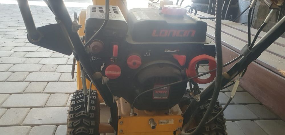 Снегоуборщик бензиновый