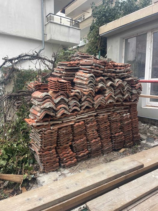 Продавам използвани керемиди, намират се в центъра на град Царево