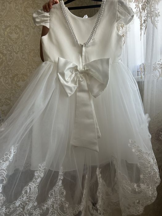 Қыз балаға арналған әдемі ақ көйлек сатылады