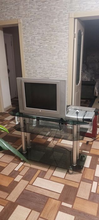 Продаю телевизор с подставкой и ресивером