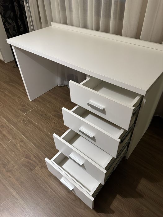 Birou alb cu 4 sertare