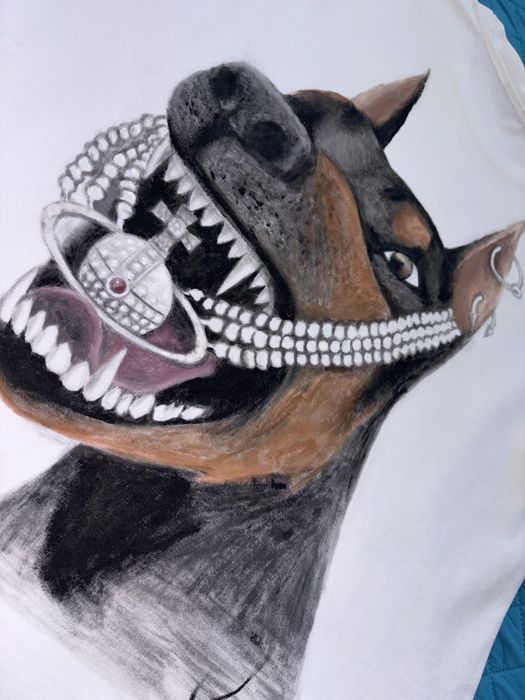 Ръчно рисувана тениска с Vivienne westwood и Доберман