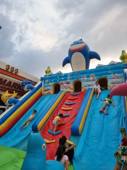 Надувной батут большой с размером 12х6. Имеется 2 шт насоса.