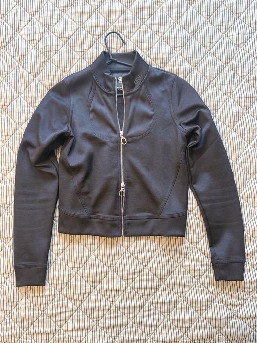 Яке черно вталено