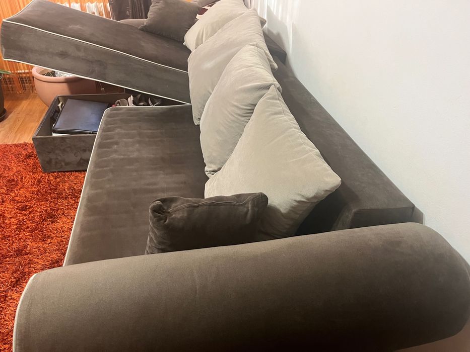 Vand coltar extensibil, stare foarte buna, 2,6 m x 1,5 m, cu lazi de depozitare sub ambele laturi