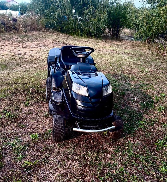 Tractoras   de tuns iarbă și gazon