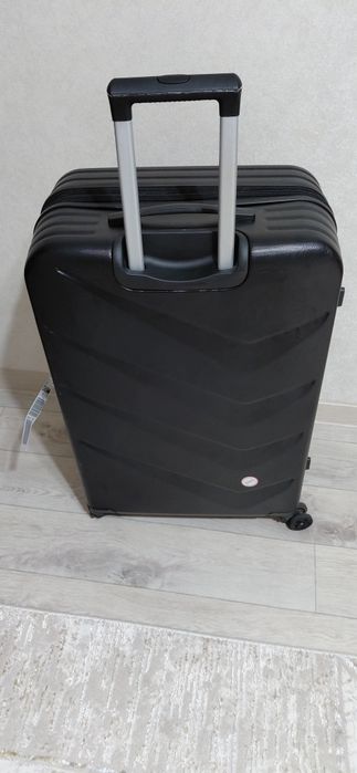 Чемодан XL в хорошем состоянии.