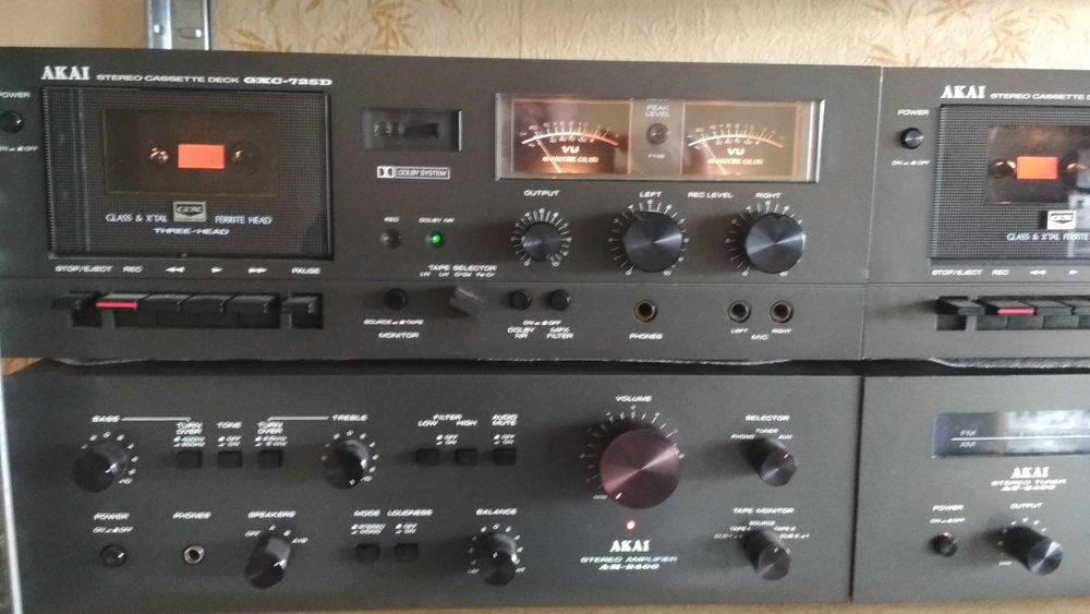 Музикална уредба Akai - усилвател, тунер и триглав дек